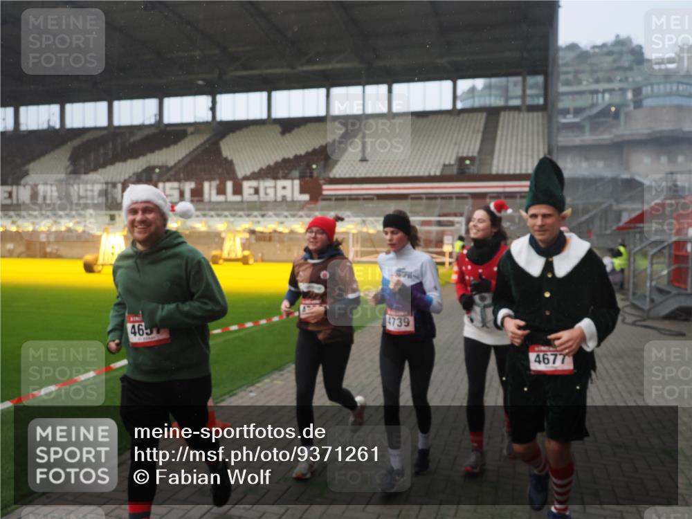07.12.2025 - St. Pauli X-Mass-Run No. 15 Fabian Wolf http://msf.ph/oto/9371261 07.12.2025 10:06:19 Ziel 34, 127, 148, 187, 893, 967, 969, 1119, 1369, 1832, 1937, 1946, 2894, 2968, 3093, 3196, 4246, 4251, 4657, 4665, 4670, 4672, 4676, 4677, 4736, 4739 meine-sportfotos.de