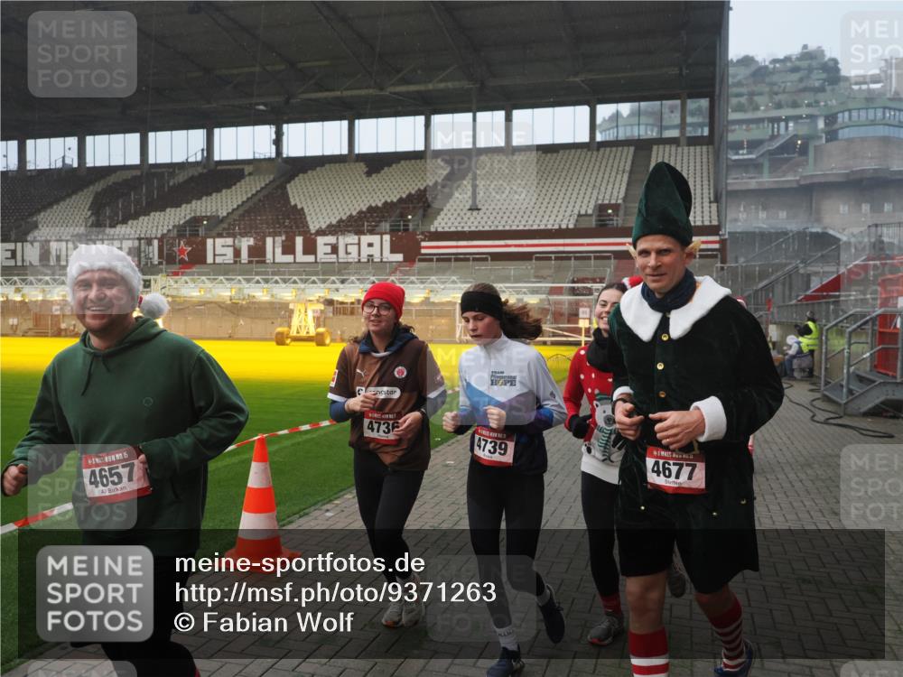 07.12.2025 - St. Pauli X-Mass-Run No. 15 Fabian Wolf http://msf.ph/oto/9371263 07.12.2025 10:06:19 Ziel 34, 127, 148, 187, 893, 967, 969, 1119, 1369, 1832, 1937, 1946, 2894, 2968, 3093, 3196, 4246, 4251, 4657, 4665, 4670, 4672, 4676, 4677, 4736, 4739 meine-sportfotos.de