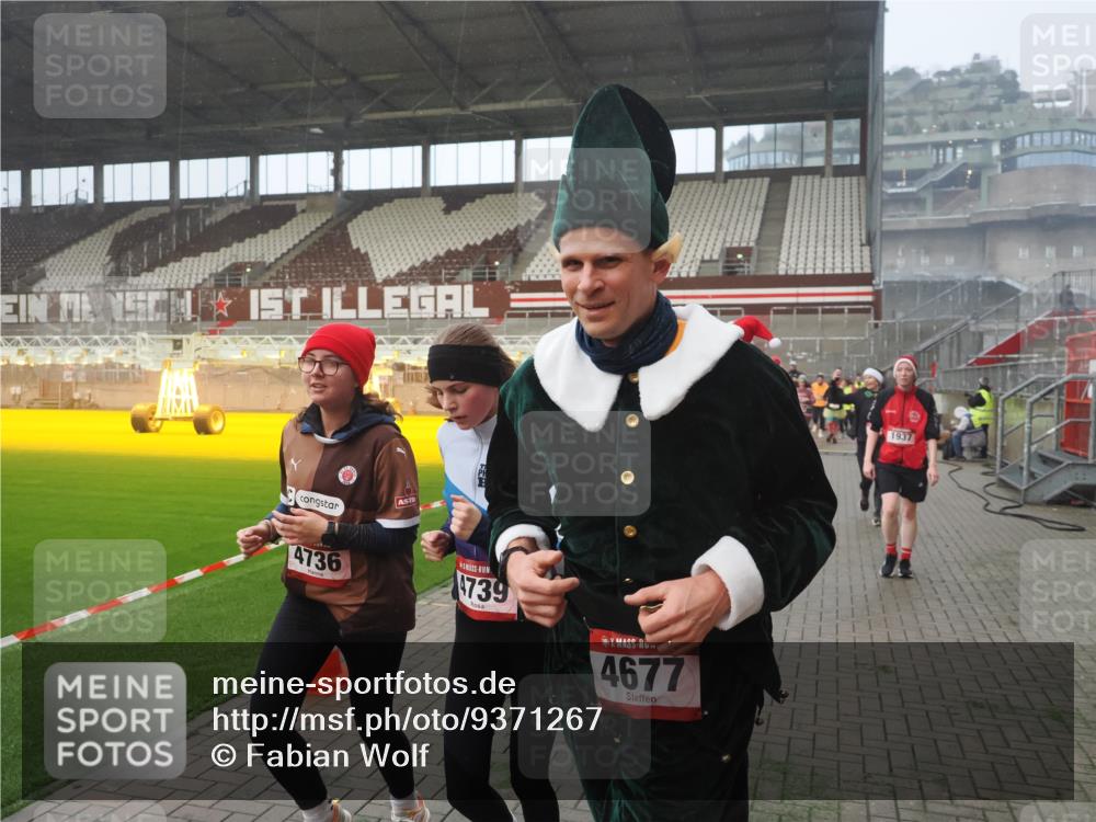 07.12.2025 - St. Pauli X-Mass-Run No. 15 Fabian Wolf http://msf.ph/oto/9371267 07.12.2025 10:06:19 Ziel 34, 127, 148, 187, 893, 967, 969, 1119, 1369, 1832, 1937, 1946, 2894, 2968, 3093, 3196, 4246, 4251, 4657, 4665, 4670, 4672, 4676, 4677, 4736, 4739 meine-sportfotos.de