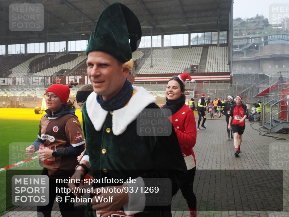 07.12.2025 - St. Pauli X-Mass-Run No. 15 Fabian Wolf http://msf.ph/oto/9371269 07.12.2025 10:06:19 Ziel 34, 127, 148, 187, 893, 967, 969, 1119, 1369, 1832, 1937, 1946, 2894, 2968, 3093, 3196, 4246, 4251, 4657, 4665, 4670, 4672, 4676, 4677, 4736, 4739 meine-sportfotos.de