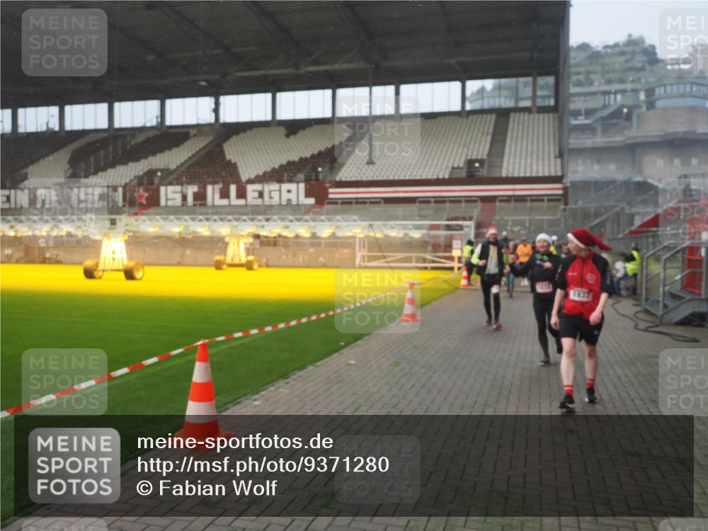 07.12.2025 - St. Pauli X-Mass-Run No. 15 Fabian Wolf http://msf.ph/oto/9371280 07.12.2025 10:06:20 Ziel 34, 127, 148, 187, 893, 967, 969, 1119, 1369, 1479, 1480, 1832, 1937, 1946, 2894, 2968, 3196, 4246, 4657, 4665, 4670, 4672, 4676, 4677, 4736, 4739 meine-sportfotos.de