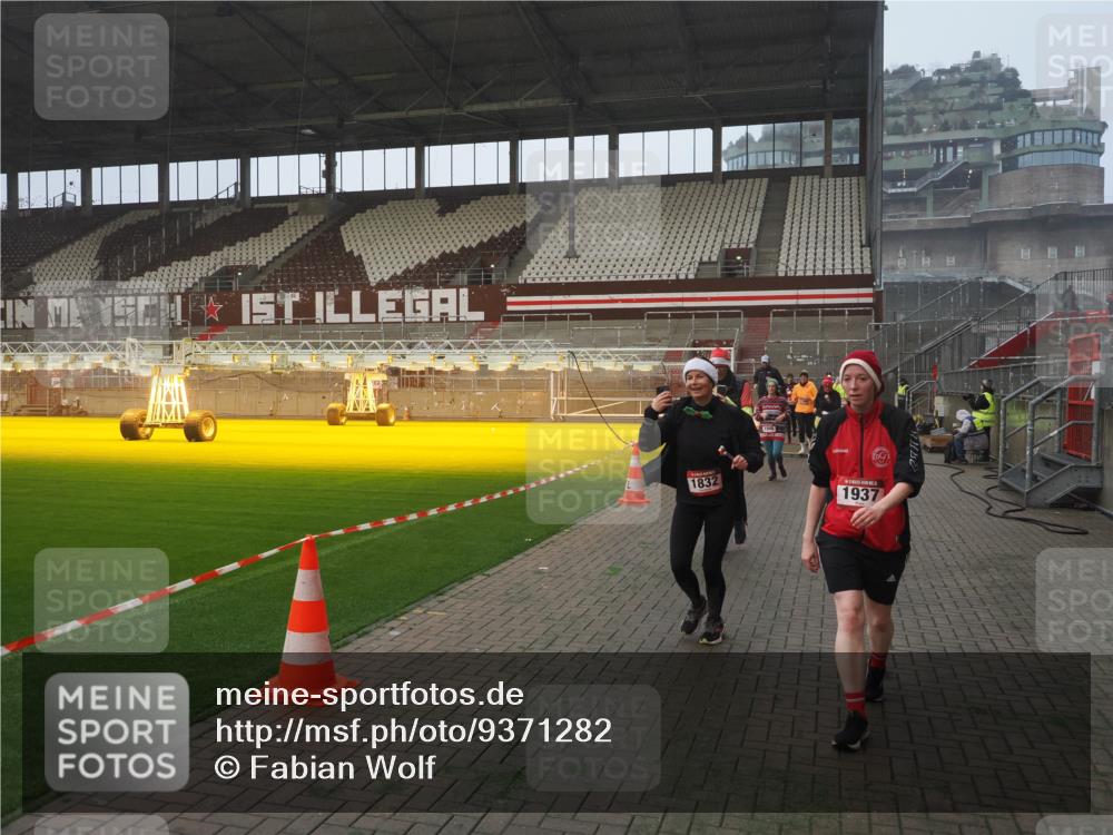 07.12.2025 - St. Pauli X-Mass-Run No. 15 Fabian Wolf http://msf.ph/oto/9371282 07.12.2025 10:06:22 Ziel 34, 127, 187, 893, 967, 969, 1119, 1369, 1479, 1480, 1832, 1937, 1946, 3534, 3535, 3536, 3537, 4657, 4665, 4670, 4672, 4676, 4677, 4736, 4739 meine-sportfotos.de