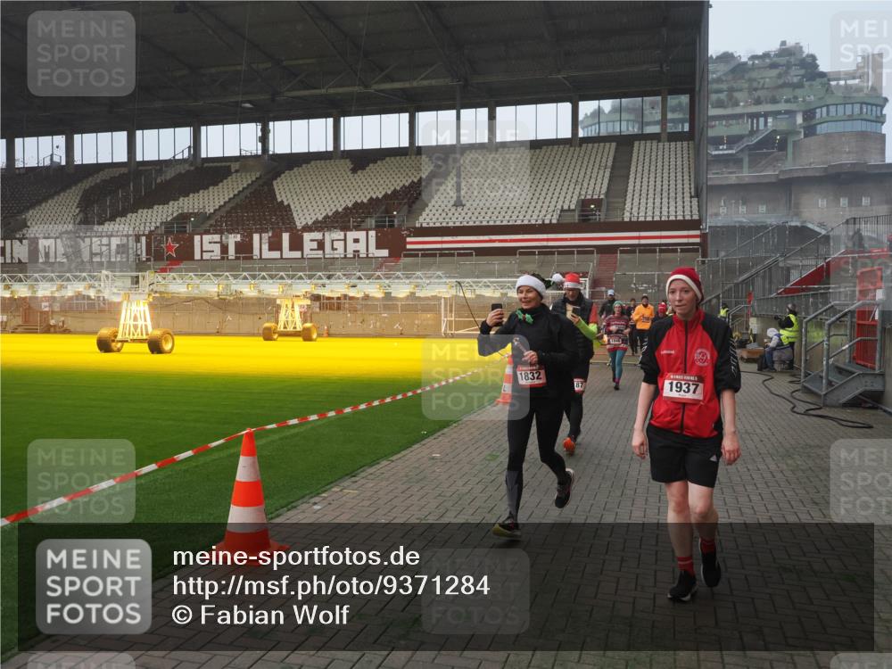 07.12.2025 - St. Pauli X-Mass-Run No. 15 Fabian Wolf http://msf.ph/oto/9371284 07.12.2025 10:06:22 Ziel 34, 127, 187, 893, 967, 969, 1119, 1369, 1479, 1480, 1832, 1937, 1946, 3534, 3535, 3536, 3537, 4657, 4665, 4670, 4672, 4676, 4677, 4736, 4739 meine-sportfotos.de
