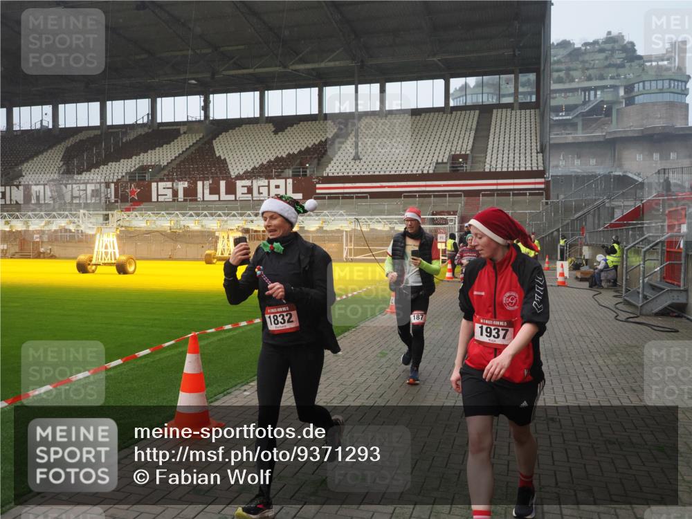 07.12.2025 - St. Pauli X-Mass-Run No. 15 Fabian Wolf http://msf.ph/oto/9371293 07.12.2025 10:06:23 Ziel 34, 127, 187, 893, 967, 969, 1119, 1369, 1479, 1480, 1832, 1937, 1946, 3213, 3232, 3534, 3535, 3536, 3537, 4657, 4665, 4670, 4672, 4676, 4677, 4736, 4739 meine-sportfotos.de