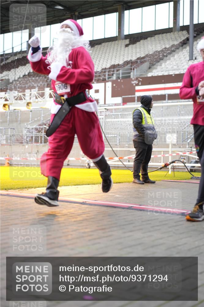 07.12.2025 - St. Pauli X-Mass-Run No. 15 Patografie http://msf.ph/oto/9371294 07.12.2025 11:42:10 Ziel 462, 465, 1834, 2291, 3810, 3903, 3905, 3906, 3908, 3922, 4605, 4614 meine-sportfotos.de