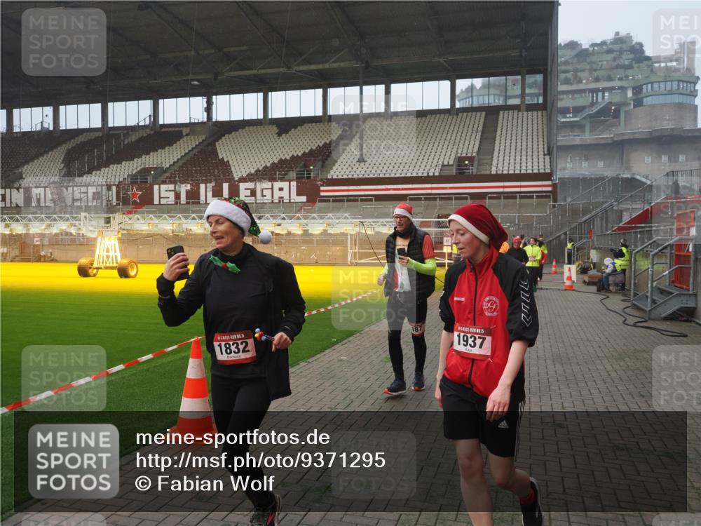 07.12.2025 - St. Pauli X-Mass-Run No. 15 Fabian Wolf http://msf.ph/oto/9371295 07.12.2025 10:06:23 Ziel 34, 127, 187, 893, 967, 969, 1119, 1369, 1479, 1480, 1832, 1937, 1946, 3213, 3232, 3534, 3535, 3536, 3537, 4657, 4665, 4670, 4672, 4676, 4677, 4736, 4739 meine-sportfotos.de