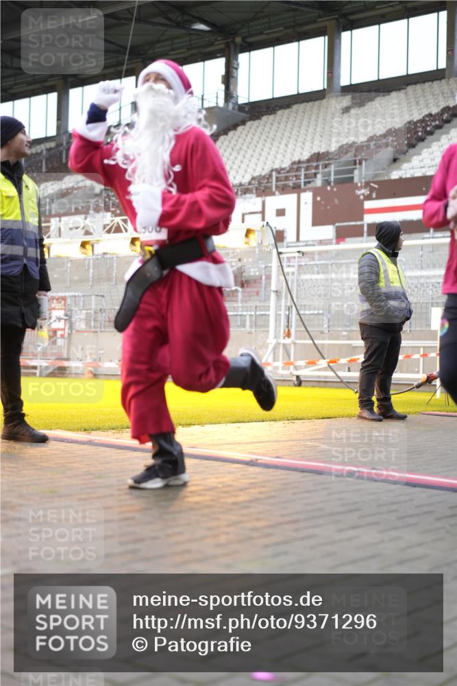 07.12.2025 - St. Pauli X-Mass-Run No. 15 Patografie http://msf.ph/oto/9371296 07.12.2025 11:42:10 Ziel 462, 465, 1834, 2291, 3810, 3903, 3905, 3906, 3908, 3922, 4605, 4614 meine-sportfotos.de