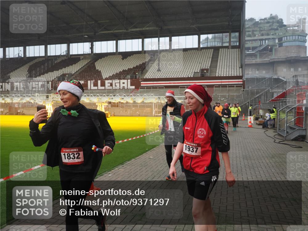 07.12.2025 - St. Pauli X-Mass-Run No. 15 Fabian Wolf http://msf.ph/oto/9371297 07.12.2025 10:06:23 Ziel 34, 127, 187, 893, 967, 969, 1119, 1369, 1479, 1480, 1832, 1937, 1946, 3213, 3232, 3534, 3535, 3536, 3537, 4657, 4665, 4670, 4672, 4676, 4677, 4736, 4739 meine-sportfotos.de