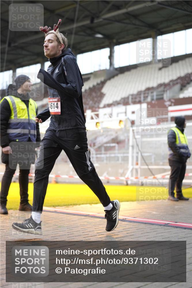 07.12.2025 - St. Pauli X-Mass-Run No. 15 Patografie http://msf.ph/oto/9371302 07.12.2025 11:42:12 Ziel 462, 465, 1834, 2291, 3810, 3903, 3905, 3906, 3908, 4605, 4614 meine-sportfotos.de