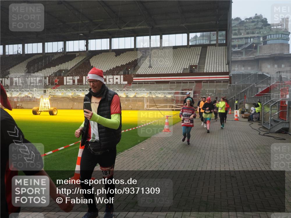 07.12.2025 - St. Pauli X-Mass-Run No. 15 Fabian Wolf http://msf.ph/oto/9371309 07.12.2025 10:06:24 Ziel 34, 127, 187, 893, 967, 969, 1119, 1369, 1479, 1480, 1832, 1937, 1946, 3213, 3232, 3534, 3535, 3536, 3537, 4657, 4665, 4670, 4672, 4676, 4677, 4736, 4739 meine-sportfotos.de