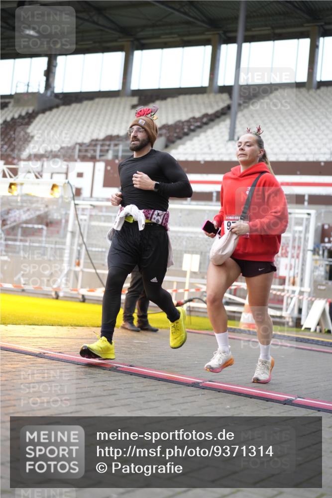 07.12.2025 - St. Pauli X-Mass-Run No. 15 Patografie http://msf.ph/oto/9371314 07.12.2025 11:42:28 Ziel 976, 1288, 4600, 4606 meine-sportfotos.de