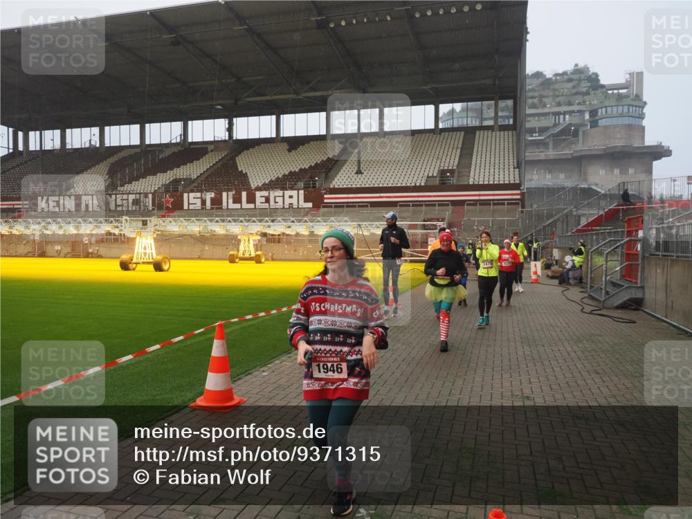 07.12.2025 - St. Pauli X-Mass-Run No. 15 Fabian Wolf http://msf.ph/oto/9371315 07.12.2025 10:06:26 Ziel 34, 187, 562, 893, 1119, 1369, 1479, 1480, 1832, 1937, 1946, 3213, 3232, 3534, 3535, 3536, 3537, 4459, 4657, 4665, 4670, 4672, 4676, 4677, 4736, 4739 meine-sportfotos.de