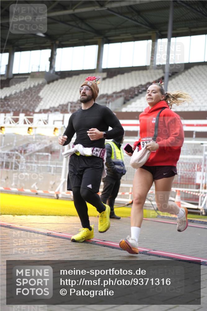 07.12.2025 - St. Pauli X-Mass-Run No. 15 Patografie http://msf.ph/oto/9371316 07.12.2025 11:42:28 Ziel 976, 1288, 4600, 4606 meine-sportfotos.de