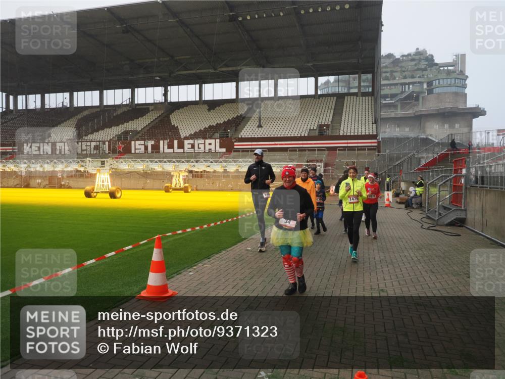 07.12.2025 - St. Pauli X-Mass-Run No. 15 Fabian Wolf http://msf.ph/oto/9371323 07.12.2025 10:06:28 Ziel 34, 187, 562, 1119, 1369, 1479, 1480, 1832, 1937, 1946, 3213, 3232, 3534, 3535, 3536, 3537, 4459, 4657, 4665, 4672, 4677, 4736, 4739 meine-sportfotos.de