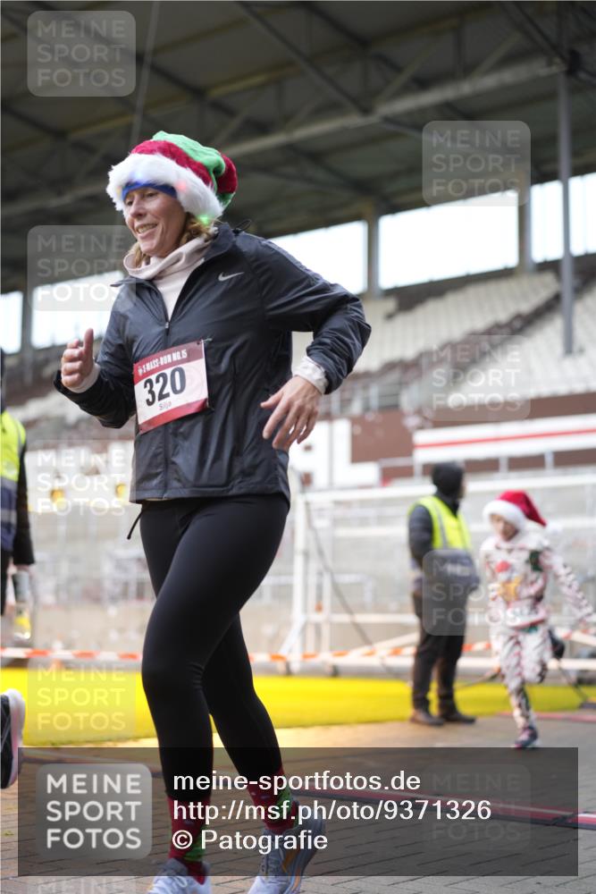 07.12.2025 - St. Pauli X-Mass-Run No. 15 Patografie http://msf.ph/oto/9371326 07.12.2025 11:42:37 Ziel 158, 172, 320, 323, 976, 3425, 3435, 3964, 3965, 4600, 4606 meine-sportfotos.de