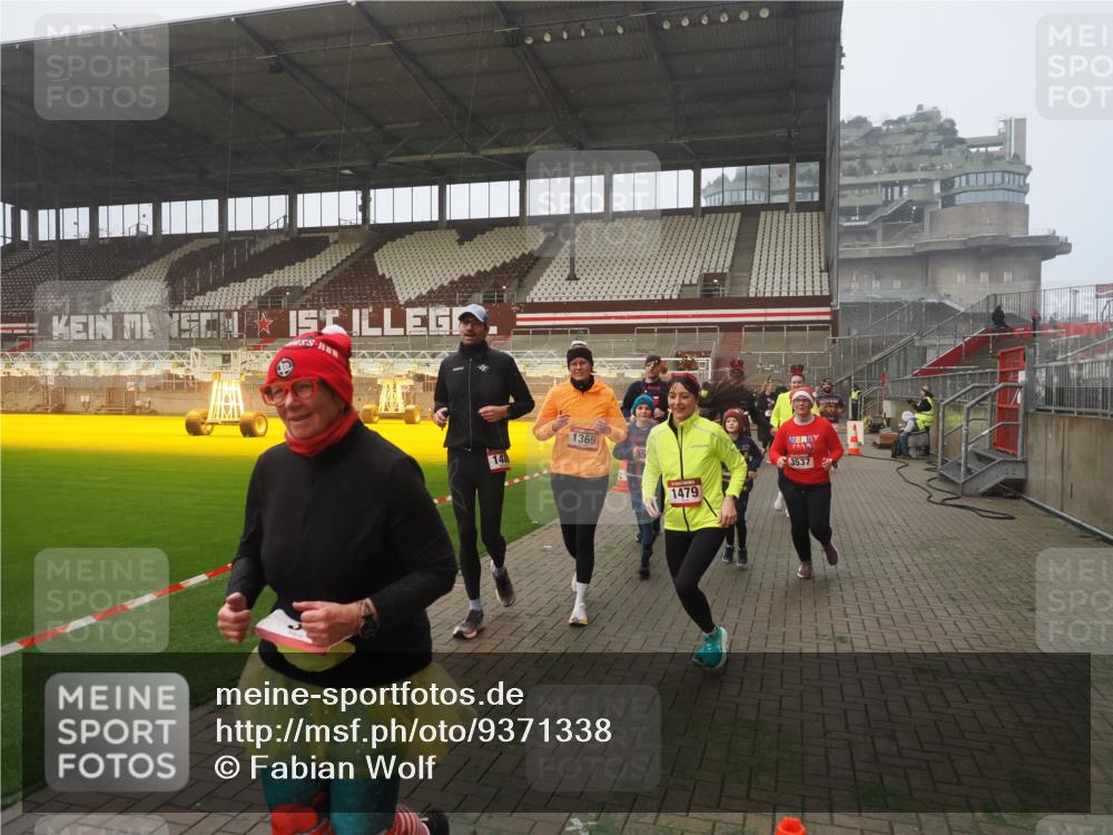 07.12.2025 - St. Pauli X-Mass-Run No. 15 Fabian Wolf http://msf.ph/oto/9371338 07.12.2025 10:06:29 Ziel 34, 187, 562, 1369, 1479, 1480, 1832, 1946, 3213, 3232, 3534, 3535, 3536, 3537, 4459, 4657, 4672, 4677, 4736, 4739 meine-sportfotos.de