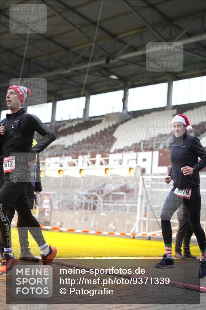 07.12.2025 - St. Pauli X-Mass-Run No. 15 Patografie http://msf.ph/oto/9371339 07.12.2025 11:42:43 Ziel 158, 172, 320, 323, 652, 976, 1975, 3425, 3435, 3576, 3579, 3663, 3672, 3953, 3964, 3965 meine-sportfotos.de