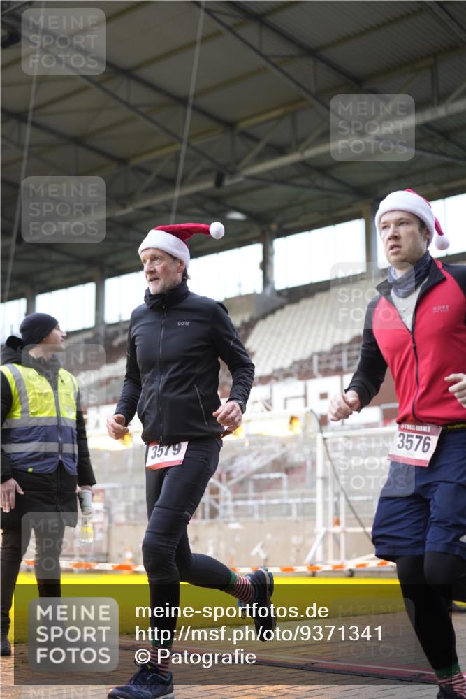 07.12.2025 - St. Pauli X-Mass-Run No. 15 Patografie http://msf.ph/oto/9371341 07.12.2025 11:42:44 Ziel 158, 172, 320, 323, 652, 1975, 3425, 3435, 3576, 3579, 3663, 3672, 3953, 3964, 3965 meine-sportfotos.de