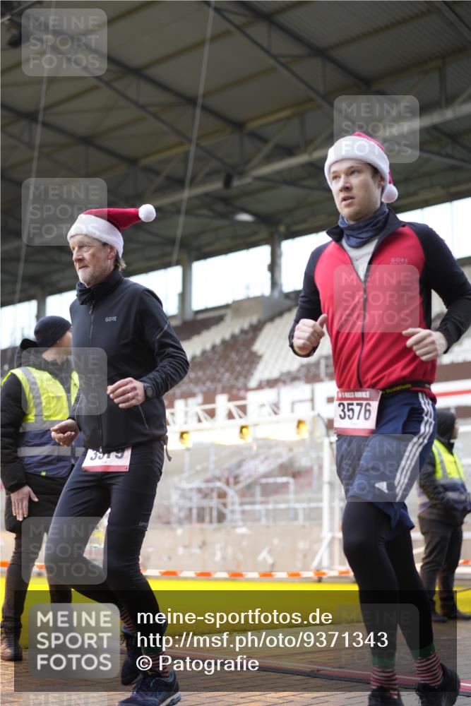 07.12.2025 - St. Pauli X-Mass-Run No. 15 Patografie http://msf.ph/oto/9371343 07.12.2025 11:42:44 Ziel 158, 172, 320, 323, 652, 1975, 3425, 3435, 3576, 3579, 3663, 3672, 3953, 3964, 3965 meine-sportfotos.de