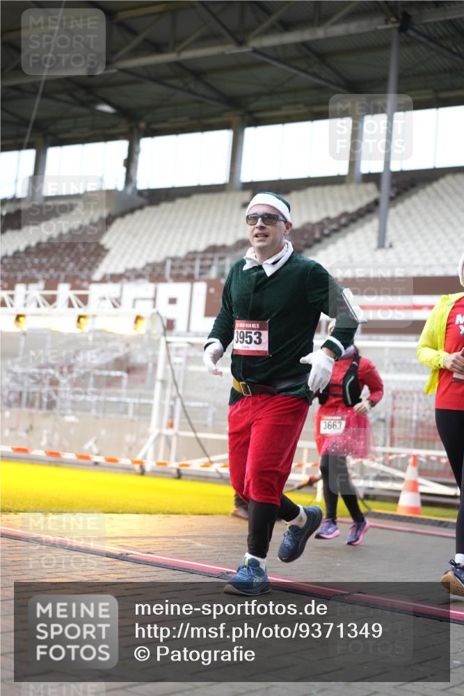 07.12.2025 - St. Pauli X-Mass-Run No. 15 Patografie http://msf.ph/oto/9371349 07.12.2025 11:42:47 Ziel 158, 172, 320, 323, 652, 1975, 3425, 3435, 3576, 3579, 3663, 3672, 3953, 3964, 3965 meine-sportfotos.de
