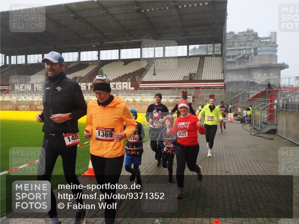 07.12.2025 - St. Pauli X-Mass-Run No. 15 Fabian Wolf http://msf.ph/oto/9371352 07.12.2025 10:06:30 Ziel 34, 187, 562, 1369, 1479, 1480, 1832, 1946, 3213, 3232, 3534, 3535, 3536, 3537, 4459, 4672, 4677 meine-sportfotos.de