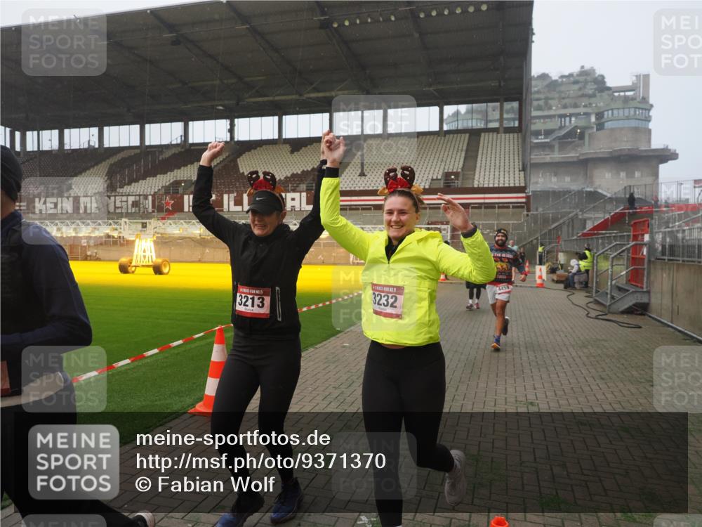 07.12.2025 - St. Pauli X-Mass-Run No. 15 Fabian Wolf http://msf.ph/oto/9371370 07.12.2025 10:06:32 Ziel 34, 150, 187, 562, 1369, 1479, 1480, 1832, 1946, 3213, 3232, 3534, 3535, 3536, 3537, 4459 meine-sportfotos.de