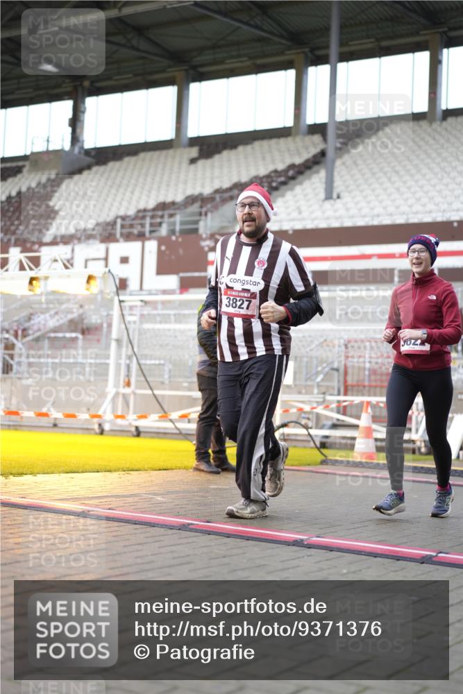 07.12.2025 - St. Pauli X-Mass-Run No. 15 Patografie http://msf.ph/oto/9371376 07.12.2025 11:43:07 Ziel 1, 2230, 2669, 3621, 3622, 3623, 3625, 3676, 3827, 4604, 4817, 4828, 4842, 5001, 5002 meine-sportfotos.de