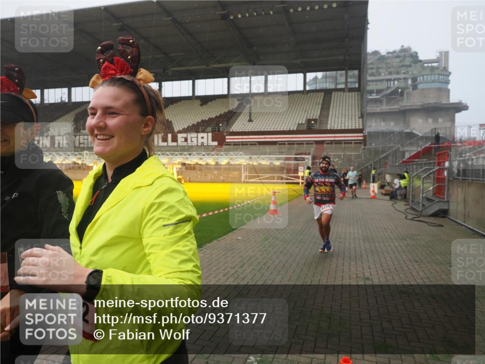 07.12.2025 - St. Pauli X-Mass-Run No. 15 Fabian Wolf http://msf.ph/oto/9371377 07.12.2025 10:06:33 Ziel 34, 150, 187, 562, 1369, 1479, 1480, 1832, 1946, 3213, 3232, 3534, 3535, 3536, 3537, 3970, 3971, 4459 meine-sportfotos.de