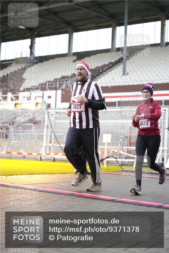 07.12.2025 - St. Pauli X-Mass-Run No. 15 Patografie http://msf.ph/oto/9371378 07.12.2025 11:43:07 Ziel 1, 2230, 2669, 3621, 3622, 3623, 3625, 3676, 3827, 4604, 4817, 4828, 4842, 5001, 5002 meine-sportfotos.de