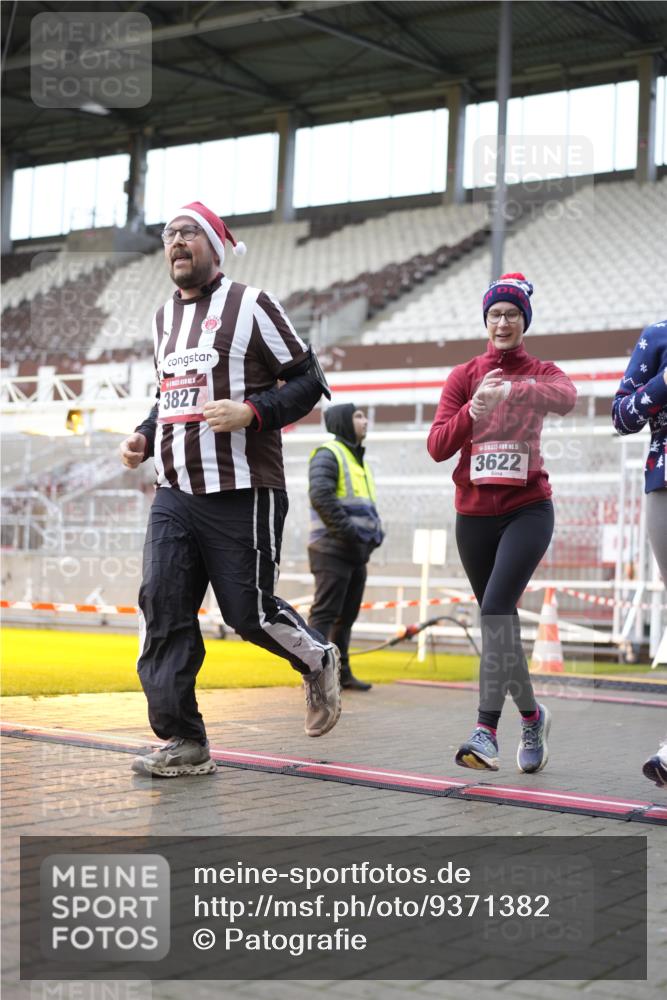 07.12.2025 - St. Pauli X-Mass-Run No. 15 Patografie http://msf.ph/oto/9371382 07.12.2025 11:43:07 Ziel 1, 2230, 2669, 3621, 3622, 3623, 3625, 3676, 3827, 4604, 4817, 4828, 4842, 5001, 5002 meine-sportfotos.de