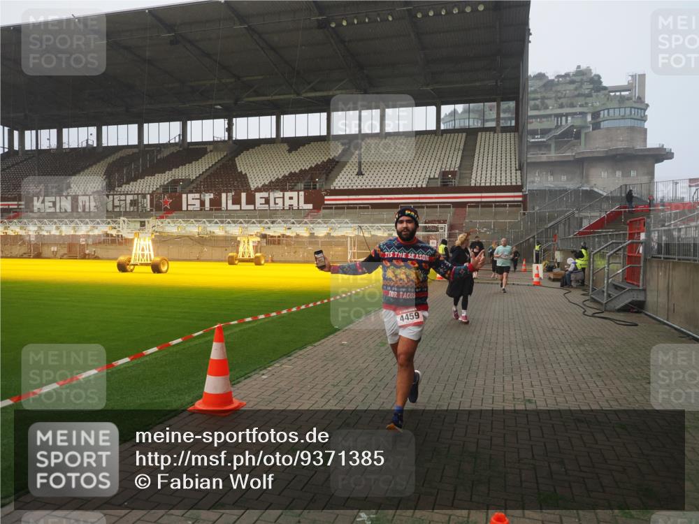 07.12.2025 - St. Pauli X-Mass-Run No. 15 Fabian Wolf http://msf.ph/oto/9371385 07.12.2025 10:06:34 Ziel 34, 150, 187, 562, 1369, 1479, 1480, 1946, 3213, 3232, 3534, 3535, 3536, 3537, 3970, 3971, 4459 meine-sportfotos.de