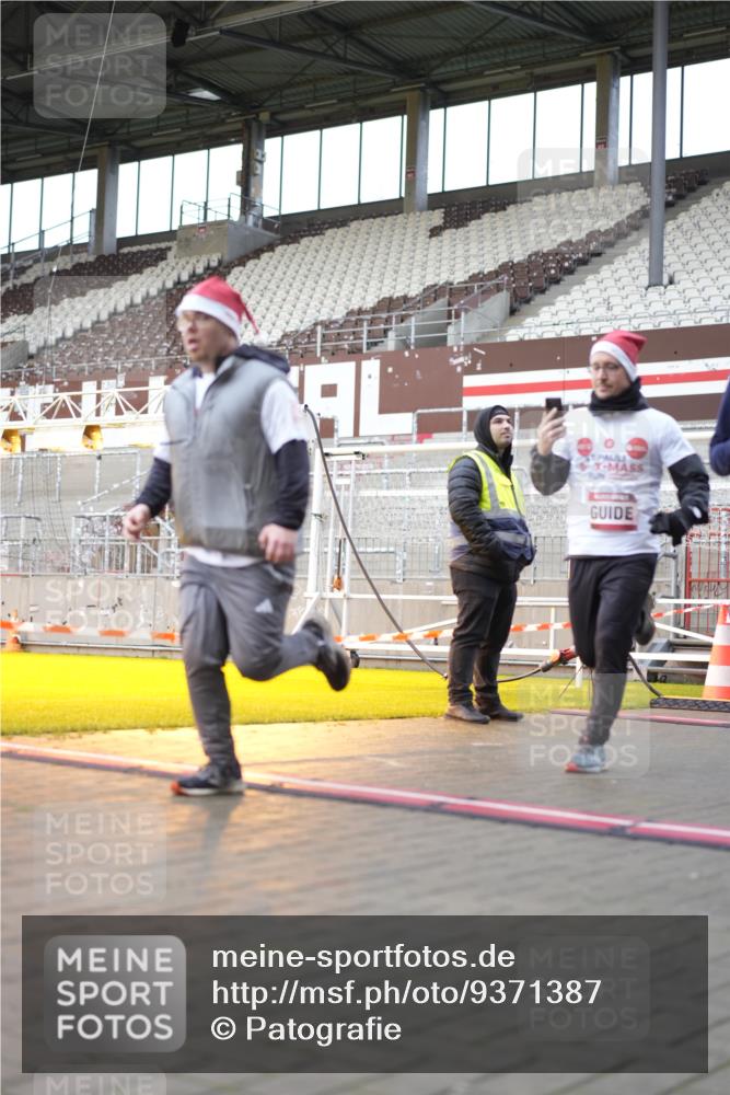 07.12.2025 - St. Pauli X-Mass-Run No. 15 Patografie http://msf.ph/oto/9371387 07.12.2025 11:43:09 Ziel 1, 2230, 2669, 3621, 3622, 3623, 3625, 3676, 3827, 4604, 4817, 4828, 4842, 5001, 5002 meine-sportfotos.de