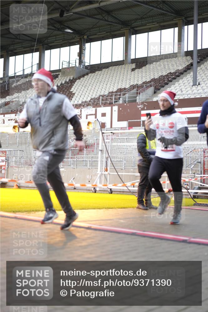 07.12.2025 - St. Pauli X-Mass-Run No. 15 Patografie http://msf.ph/oto/9371390 07.12.2025 11:43:09 Ziel 1, 2230, 2669, 3621, 3622, 3623, 3625, 3676, 3827, 4604, 4817, 4828, 4842, 5001, 5002 meine-sportfotos.de