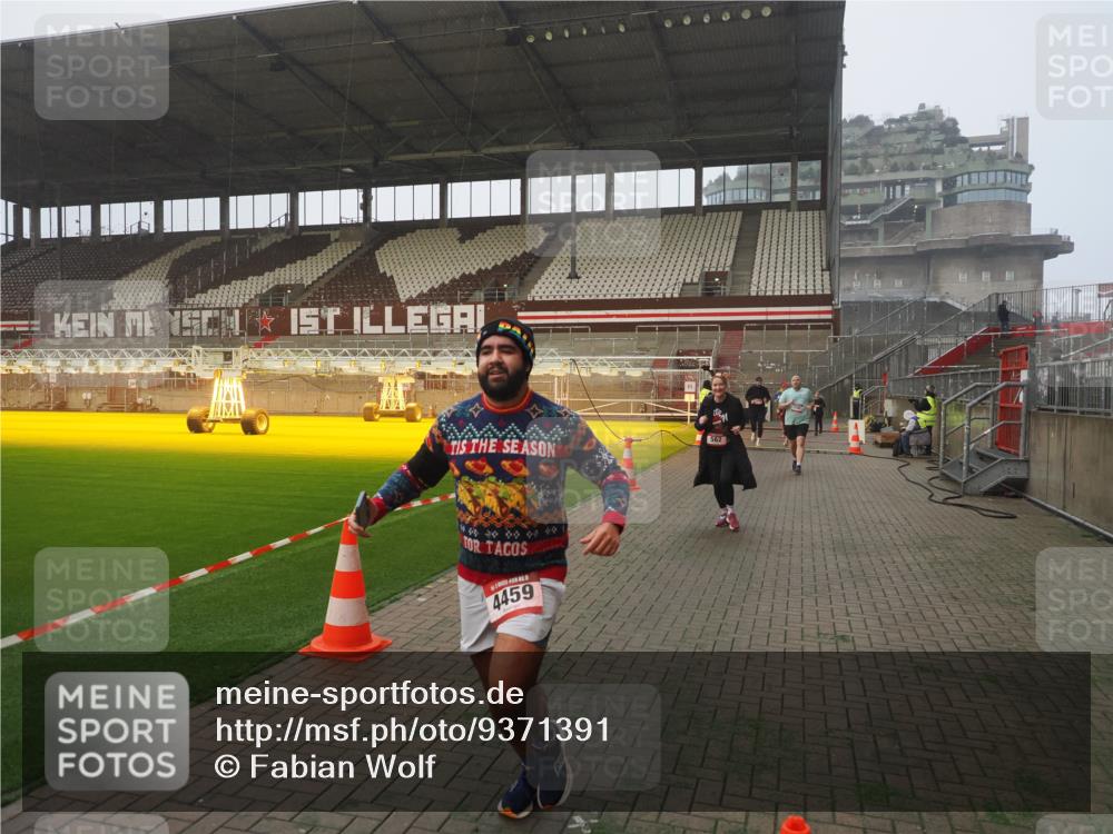 07.12.2025 - St. Pauli X-Mass-Run No. 15 Fabian Wolf http://msf.ph/oto/9371391 07.12.2025 10:06:34 Ziel 34, 150, 187, 562, 1369, 1479, 1480, 1946, 3213, 3232, 3534, 3535, 3536, 3537, 3970, 3971, 4459 meine-sportfotos.de