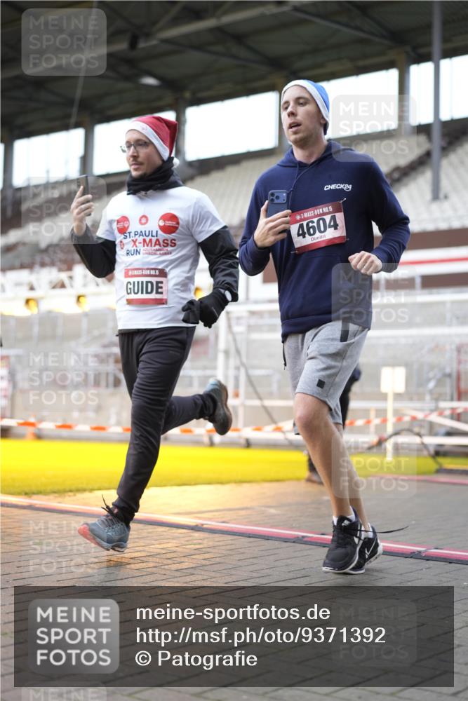 07.12.2025 - St. Pauli X-Mass-Run No. 15 Patografie http://msf.ph/oto/9371392 07.12.2025 11:43:10 Ziel 1, 2230, 2669, 3621, 3622, 3623, 3625, 3676, 3827, 4604, 4817, 4828, 4842, 5001, 5002 meine-sportfotos.de