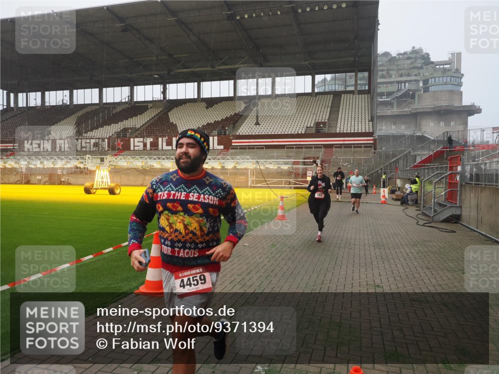 07.12.2025 - St. Pauli X-Mass-Run No. 15 Fabian Wolf http://msf.ph/oto/9371394 07.12.2025 10:06:35 Ziel 34, 150, 562, 1369, 1479, 1480, 1946, 3213, 3232, 3330, 3534, 3535, 3536, 3537, 3970, 3971, 4459 meine-sportfotos.de