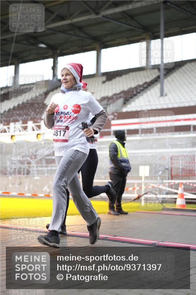 07.12.2025 - St. Pauli X-Mass-Run No. 15 Patografie http://msf.ph/oto/9371397 07.12.2025 11:43:11 Ziel 1, 2230, 2669, 3621, 3622, 3623, 3625, 3676, 3827, 4604, 4817, 4828, 4842, 5001, 5002 meine-sportfotos.de