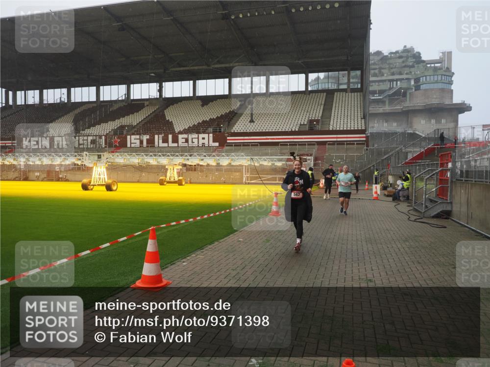 07.12.2025 - St. Pauli X-Mass-Run No. 15 Fabian Wolf http://msf.ph/oto/9371398 07.12.2025 10:06:35 Ziel 34, 150, 562, 1369, 1479, 1480, 1946, 3213, 3232, 3330, 3534, 3535, 3536, 3537, 3970, 3971, 4459 meine-sportfotos.de