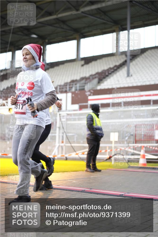 07.12.2025 - St. Pauli X-Mass-Run No. 15 Patografie http://msf.ph/oto/9371399 07.12.2025 11:43:11 Ziel 1, 2230, 2669, 3621, 3622, 3623, 3625, 3676, 3827, 4604, 4817, 4828, 4842, 5001, 5002 meine-sportfotos.de