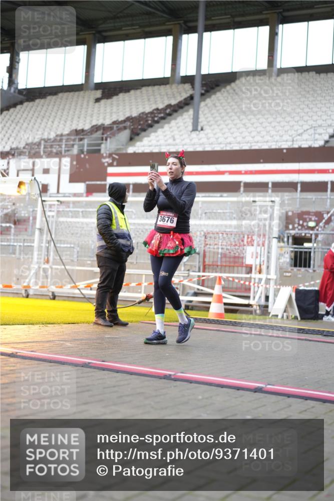 07.12.2025 - St. Pauli X-Mass-Run No. 15 Patografie http://msf.ph/oto/9371401 07.12.2025 11:43:13 Ziel 1, 2230, 2669, 3621, 3622, 3623, 3625, 3654, 3676, 3827, 4604, 4817, 4828, 4842, 5001, 5002 meine-sportfotos.de