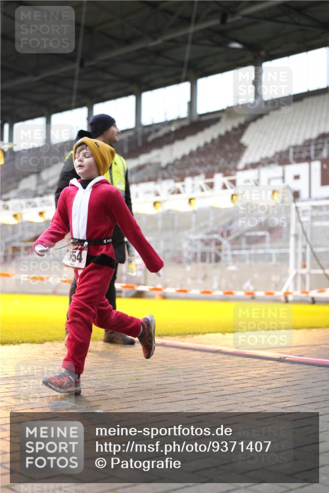 07.12.2025 - St. Pauli X-Mass-Run No. 15 Patografie http://msf.ph/oto/9371407 07.12.2025 11:43:17 Ziel 1, 2206, 2208, 2669, 3423, 3434, 3621, 3622, 3623, 3625, 3654, 3676, 3827, 4604, 4817, 4828, 4842, 5001, 5002 meine-sportfotos.de