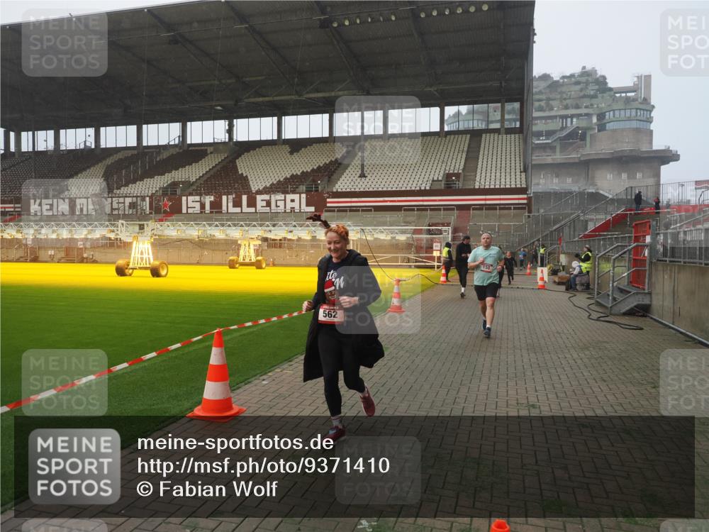 07.12.2025 - St. Pauli X-Mass-Run No. 15 Fabian Wolf http://msf.ph/oto/9371410 07.12.2025 10:06:36 Ziel 34, 150, 562, 1369, 1479, 1480, 1946, 3213, 3232, 3330, 3333, 3534, 3535, 3536, 3537, 3970, 3971, 4459 meine-sportfotos.de