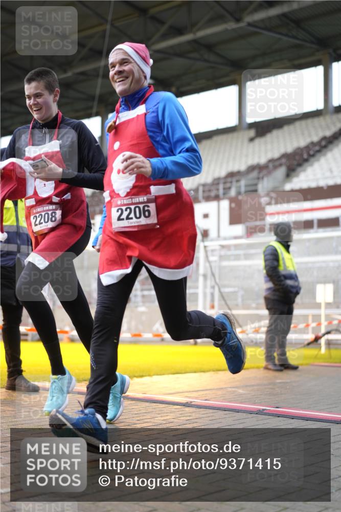 07.12.2025 - St. Pauli X-Mass-Run No. 15 Patografie http://msf.ph/oto/9371415 07.12.2025 11:43:19 Ziel 1, 2206, 2208, 3423, 3434, 3621, 3622, 3623, 3625, 3654, 3676, 3827, 3917, 4604, 4817, 4828, 4842, 5001, 5002 meine-sportfotos.de
