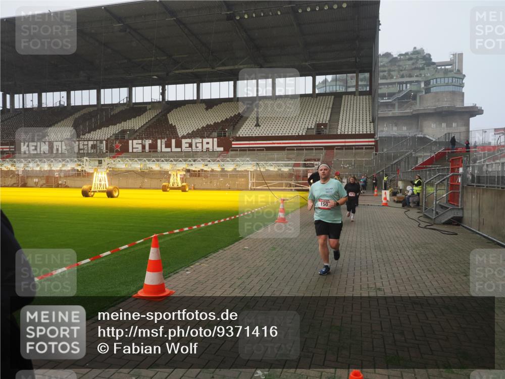 07.12.2025 - St. Pauli X-Mass-Run No. 15 Fabian Wolf http://msf.ph/oto/9371416 07.12.2025 10:06:38 Ziel 34, 150, 562, 1369, 1479, 1480, 1946, 3213, 3232, 3330, 3333, 3534, 3535, 3536, 3537, 3970, 3971, 4459 meine-sportfotos.de