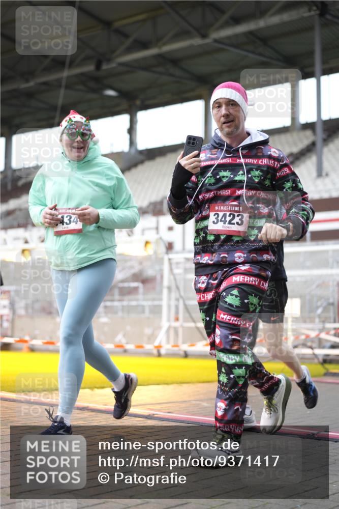 07.12.2025 - St. Pauli X-Mass-Run No. 15 Patografie http://msf.ph/oto/9371417 07.12.2025 11:43:21 Ziel 2206, 2208, 3423, 3434, 3621, 3622, 3623, 3654, 3676, 3827, 3917, 4604, 4817, 4828, 4842 meine-sportfotos.de