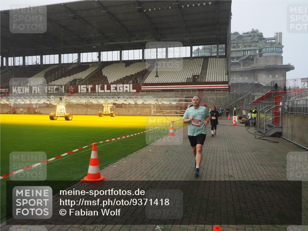 07.12.2025 - St. Pauli X-Mass-Run No. 15 Fabian Wolf http://msf.ph/oto/9371418 07.12.2025 10:06:38 Ziel 34, 150, 562, 1369, 1479, 1480, 1946, 3213, 3232, 3330, 3333, 3534, 3535, 3536, 3537, 3970, 3971, 4459 meine-sportfotos.de