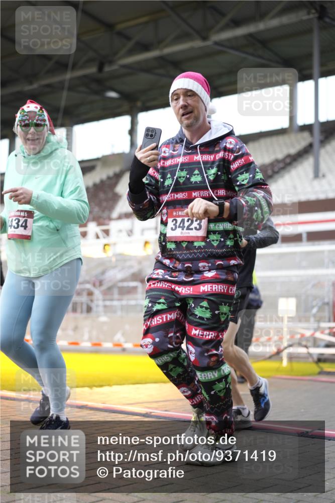 07.12.2025 - St. Pauli X-Mass-Run No. 15 Patografie http://msf.ph/oto/9371419 07.12.2025 11:43:21 Ziel 2206, 2208, 3423, 3434, 3621, 3622, 3623, 3654, 3676, 3827, 3917, 4604, 4817, 4828, 4842 meine-sportfotos.de