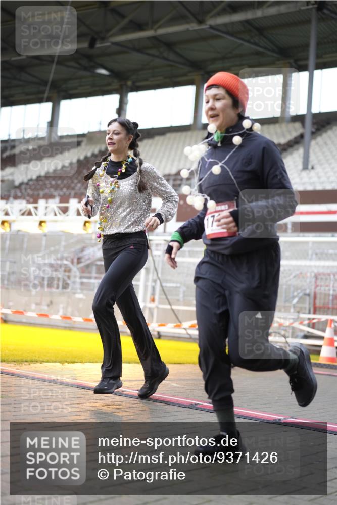 07.12.2025 - St. Pauli X-Mass-Run No. 15 Patografie http://msf.ph/oto/9371426 07.12.2025 11:43:28 Ziel 364, 1713, 2206, 2208, 3423, 3434, 3654, 3917, 4603 meine-sportfotos.de