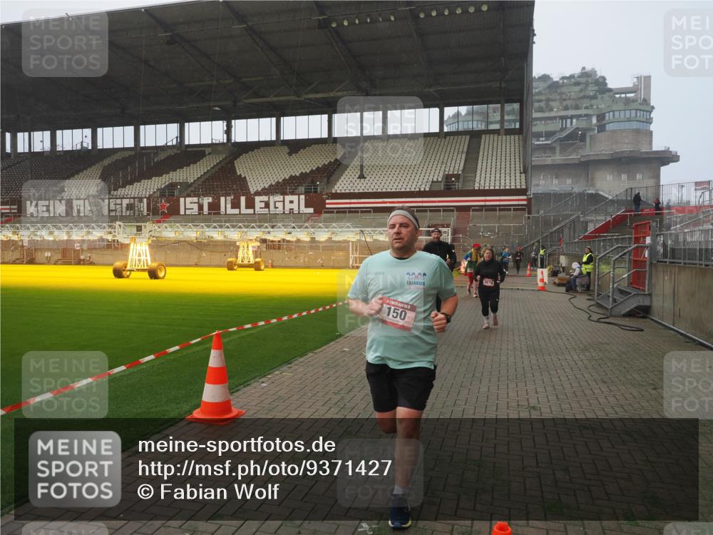 07.12.2025 - St. Pauli X-Mass-Run No. 15 Fabian Wolf http://msf.ph/oto/9371427 07.12.2025 10:06:39 Ziel 150, 562, 1369, 1479, 1480, 3213, 3232, 3330, 3333, 3534, 3535, 3536, 3537, 3970, 3971, 4459 meine-sportfotos.de