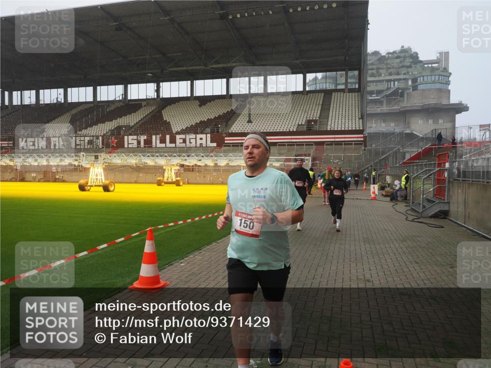 07.12.2025 - St. Pauli X-Mass-Run No. 15 Fabian Wolf http://msf.ph/oto/9371429 07.12.2025 10:06:39 Ziel 150, 562, 1369, 1479, 1480, 3213, 3232, 3330, 3333, 3534, 3535, 3536, 3537, 3970, 3971, 4459 meine-sportfotos.de